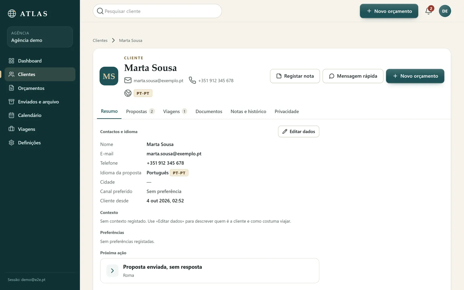 Ficha da cliente: perfil, próxima ação, propostas, viagens e histórico